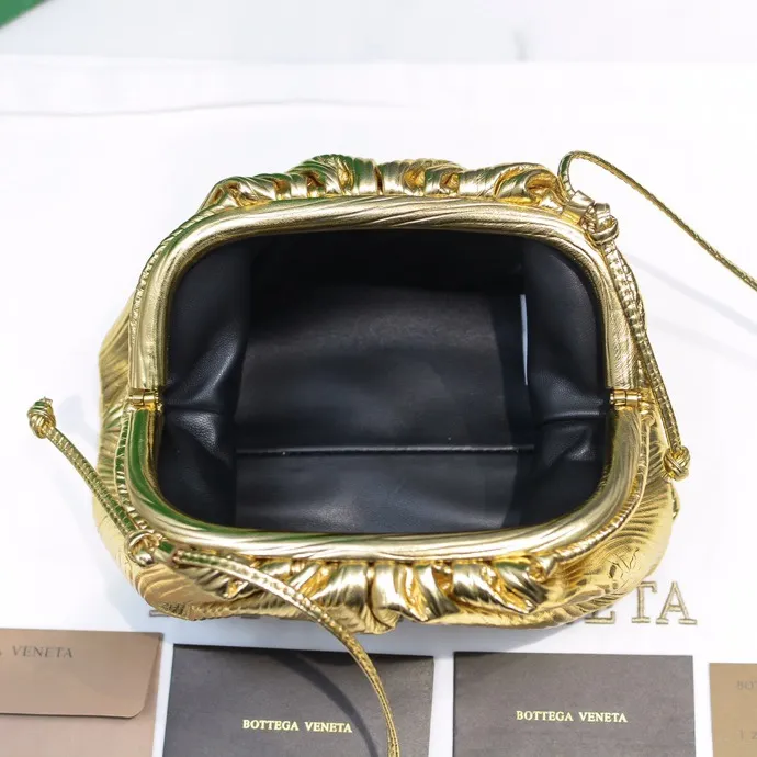 Batch 1260 Real shot👇2020 New colors on Xiaoyunduo Authentic Italian original Bottega Veneta This Pouch clutch bag is one of the first designs created by designer Daniel in BV. It has a simple soft silhouette bag body without any unnecessary decoration. It has a very elegant and high-end texture when you hold it casually in your hand. The more you look at it, the more you will be fascinated by it. Counter quality size: 22*12.7cm (small cloud embossed gold)